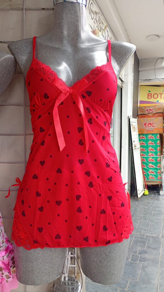 Babydoll rojo con corazones en el maniquí del puesto