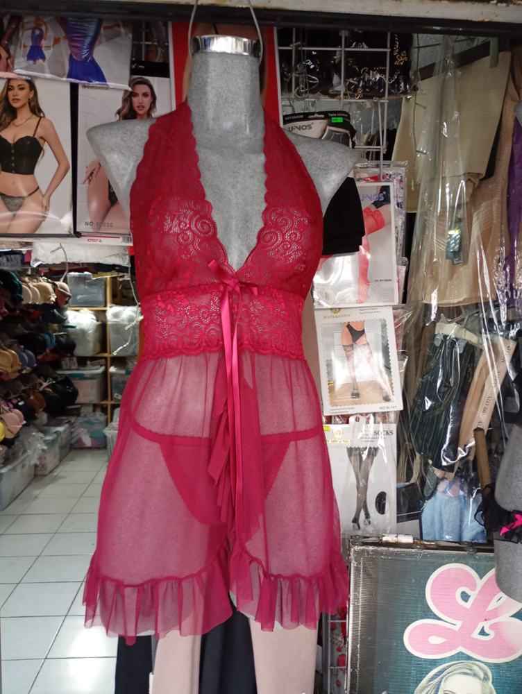 Babydoll rojo de tul y encaje en el maniquí